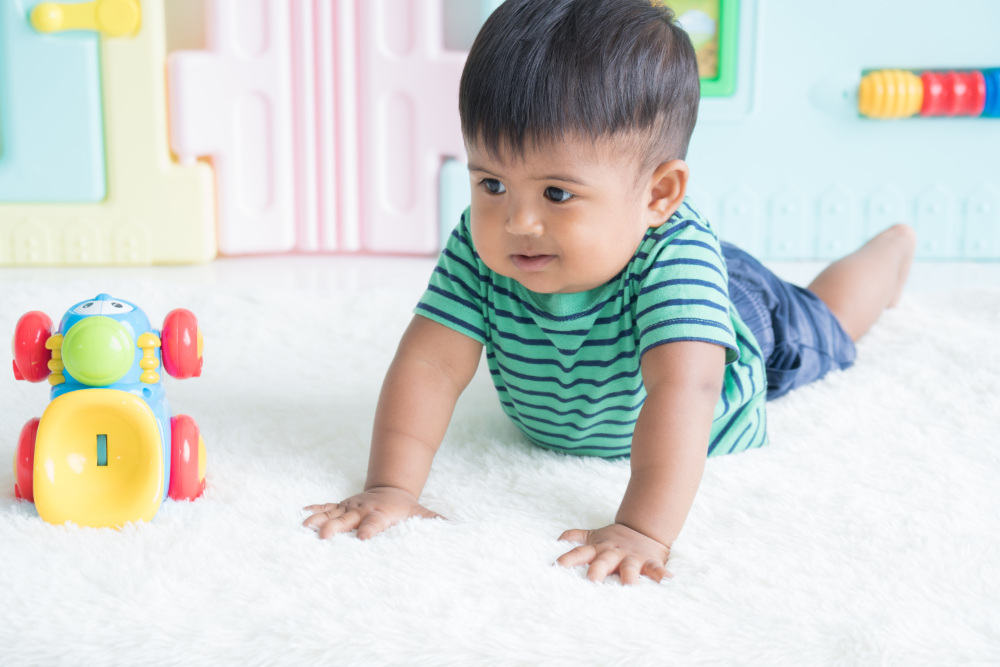 Raut muka si Kecil yang tampak menahan sakit bisa jadi petunjuk ia mengalami sembelit.